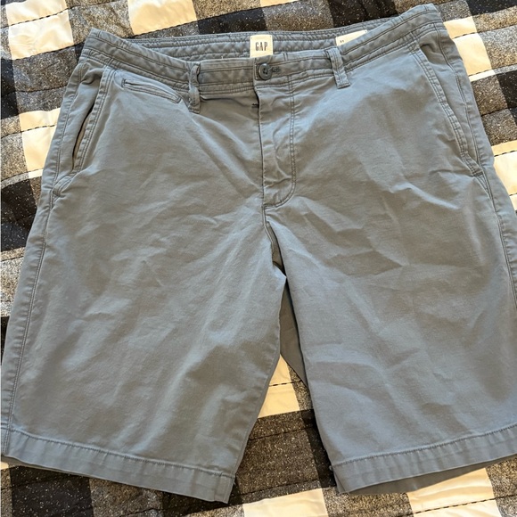 GAP Men's Slate Gray Flat Front Shorts - Picture 1 of 2